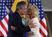 La primera dama de EE.UU., Jill Biden, saluda al presidente de Ecuador, Guillermo Lasso, durante un acto en Quito (Ecuador).