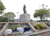 El monumento del diplomático guayaquileño Antonio Parra Velasco, ubicada en la avenida del mismo nombre, se han convertido en dormitorio al aire libre.