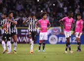 Los jugadores de Atlético Mineiro festejan ante el desconsuelo de los elementos de Independiente del Valle.