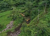 Maquinaria del Ministerio de Obras se abre paso por la flora del sector de Piedra Fina.