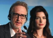El director estadounidense James Gray (i) y la actriz Anne Hathaway, este viernes en Cannes, Francia.