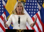 La primera dama de EE.UU, Jill Biden, ayer durante un acto junto a su similar ecuatoriana, María de Lourdes Alcívar, en Quito (Ecuador).