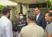 Jorge Glas mientras la policía lee sus derechos en la casa de uno de sus familiares