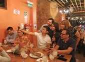 Restaurantes. En los locales se observa a personas de todas las edades disfrutando de la buena comida. Es muy  común ver a las familias fotografiándose y disfrutando.