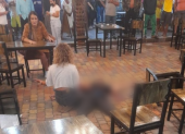 El hombre quedó tendido en el suelo del restaurante.
