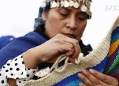 Tejedoras mapuche fueron registradas este domingo al trabajar en la elaboración de un telar de un kilómetro de largo