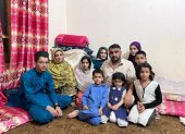 Abdul Basir Momand aparece rodeado de sus hijos, hijas y esposa en Pakistán.