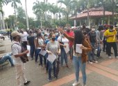Aspirantes a ingresar a la universidad forman columnas para dar el examen Transformar en la Universidad de Guayaquil, el 29 de marzo de 2022