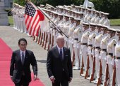 El presidente de EEUU, Joe Biden (d) y el primer ministro japonés, Fumio Kishida (i) pasan revista a la guardia de honor este lunes en Tokio