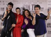 La directora de "Sin ti no puedo", Chus Gutiérrez (2d), la actriz mexicana Maite Perroni (2i), el actor Alfonso Bassave (i) y Pedro Casablanc (d) posan este lunes durante el photocall de la película "Sin ti no puedo" de Gutiérrez, en Madrid. La película se estrenará el próximo 3 de junio en cines y es según la directora Chus "un viaje a través de la culpa."