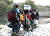 Migrantes procedentes de Haití cruzan el Río Bravo hoy, en Ciudad Acuña, en Coahuila (México). Mas de 10,000 migrantes han llegado en los últimos días a las ciudades fronterizas de Del Rio Texas en Estados Unidos y Ciudad Acuña en México y esperan bajo el puente Internacional que la solicitud de asilo sea procesada por las autoridades de Estados Unidos. EFE/Miguel Sierra ag-periodistas