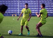 Entrenamiento. Emmanuel Martínez (i) y Bruno Piñatares, jugadores de Barcelona, en suelo uruguayo.