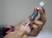 Una enfermera prepara una jeringa con una dosis de la vacuna de Pfizer contra la covid-19