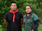 Fotografía cedida hoy por el Premio Medioambiental Goldman que muestra a los ecuatorianos Álex Lucitante (i) y Alexandra Narváez (d), dos indígenas del pueblo ancestral A"i Cofán, mientras posan.