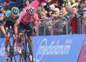 Richard Carapaz cumplió una jornada más con la maglia rosa y se apresta a dar el golpe final en la última etapa de alta montaña.