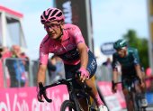 Richard Carapaz (i) ingresó en el puesto 22 la etapa 18 del Giro.