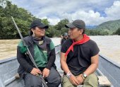 Fotografía cedida hoy por el Premio Medioambiental Goldman que muestra a los ecuatorianos Álex Lucitante (d) y Alexandra Narváez (i), dos indígenas del pueblo ancestral A"i Cofán y los ganadores del premio.