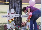 Una mujer coloca un animal de peluche junto a una cruz con el nombre de una víctima luego de un tiroteo masivo en la Escuela Primaria Robb en Uvalde, Texas, EE. UU., el 26 de mayo de 2022.