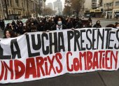 Cientos de estudiantes participan en una marcha convocada por asociaciones estudiantiles hoy, en Santiago (Chile).