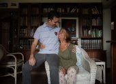 Eugenio Martínez, receptor de órganos, abraza a su madre, Beatriz del Gallego, quien fue donante de su hijo.