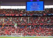 Una pantalla en el Estadio de Francia anunciando el retraso del partido entre Real Madrid y Liverpool.