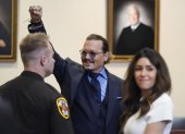 El actor estadounidense Johnny Depp hace gestos a los espectadores en el tribunal del condado de Fairfax, Virginia (EE.UU.), este 27 de mayo de 2022.