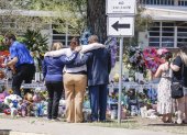 Personas se reúnen, este 28 de mayo de 2022, en un memorial conmemorativo a las víctimas del tiroteo ocurrido en la escuela primaria Robb en Uvalde, Texas, hace 4 días.