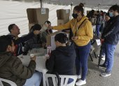 AME3110. BOGOTÁ (COLOMBIA), 29/05/2022.- Una mujer llega para votar hoy, durante la jornada de elecciones para elegir presidente de Colombia para el periodo 2022-2026 en Bogotá (Colombia). Los colegios electorales de Colombia abrieron este domingo para que durante ocho horas más de 39 millones de ciudadanos habilitados puedan elegir al próximo presidente de la república para el periodo 2022-2026. EFE/Carlos Ortega
