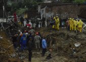Bomberos, soldados del ejército y voluntarios trabajan en el área de un deslizamiento de tierra provocado por fuertes lluvias hoy, en el barrio Jardim Monteverde de la ciudad de Jaboatão dos Guararapes (Brasil