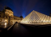 Vista de la pirámide de cristal, entrada al Museo del Louvre de París, uno de los íconos de la ciudad.