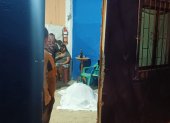 La mujer quedó tendida en la sala de su casa, donde departía con vecinos del sector.