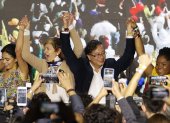 El candidato a la presidencia de Colombia Gustavo Petro (2-d) celebra junto a su esposa Verónica Alcocer (2-i) y su candidata a la vicepresidencia Francia Márquez (d) hoy, al final de la jornada de elecciones para elegir presidente de Colombia para el periodo 2022-2026 en Bogotá (Colombia).
