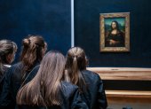 Visitantes en la sala del Museo del Louvre donde se expone la Gioconda