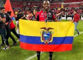 Aníbal Chalá, futbolista ecuatoriano del Atlas, muestra la bandera tricolor celebrando el bicampeonato en la Liga MX.