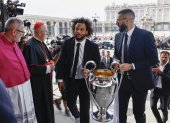 Los capitanes del Real Madrid Marcelo (i) y Karim Benzema (d) son recibidos por el arzobispo de Madrid, Carlos Osoro (2i), a su llegada a la Catedral de la Almudena, una de las paradas del recorrido realizado esta tarde por el equipo para celebrar su victoria en la final de la Liga de Campeones.
