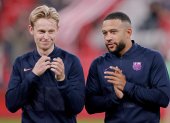 Frenkie De Jong (i) es pretendido por el Manchester United, mientras que Depay no quiere irse del club.
