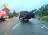 Accidente. Un camión recoge los restos de la camioneta, tras el accidente en la vía Quinindé-Santo Domingo.