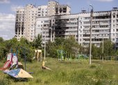 Juegos infantiles frente edificios dañados por bombardeos rusos en Járkov