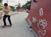 Deterioro. Los jóvenes crecen hoy haciendo deportes en parques donde más que juegos y árboles, hay grafitis.