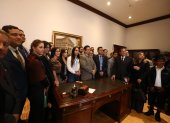 Golpe parlamentario: Virgilio Saquicela y los complotados toman posesión del despacho presidencial.
