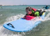 El surf también tiene un espacio para las personas de capacidad diferente. Se dictará clases en la tabla adaptada.
