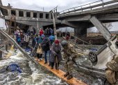 Decenas de civiles cruzaban por un puente semi destruido por los ataques rusos en el ciudad de Irpin,en la región ucraniana de Kiev, el pasado mes de marzo.