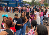 Con gran emoción, así hacen la fila quienes esperan ver el show de la colombiana esta noche en Guayaquil