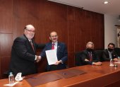 Acuerdo. Francesco Aycart y Walter Mera, tras la firma del convenio institucional.