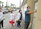 Atención. El doctor Mario Plaza toca la puerta en una casa del norte de Guayaquil para atender a un paciente.