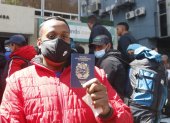 Este 4 de junio decenas de ciudadanos venezolanos llegaron a la Embajada de su país en Quito buscando sus pasaportes.