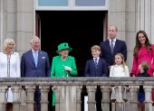 La reina Isabel II junto a su familia en el balcón del Palacio de Buckingham durante el Jubileo de Platino