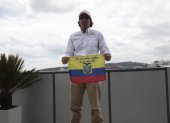Santiago Quintero y la bandera que buscará colocar en la cima del K2. Ha realizado una intensa preparación de ocho meses con la mira en cumplir su sueño.