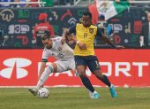 Michael Estrada (d) disputa la pelota con Héctor Herrera (i).