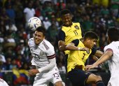 Michael Estrada (11), delantero de Ecuador, tuvo que buscar pelota ante México a falta de pases claros.